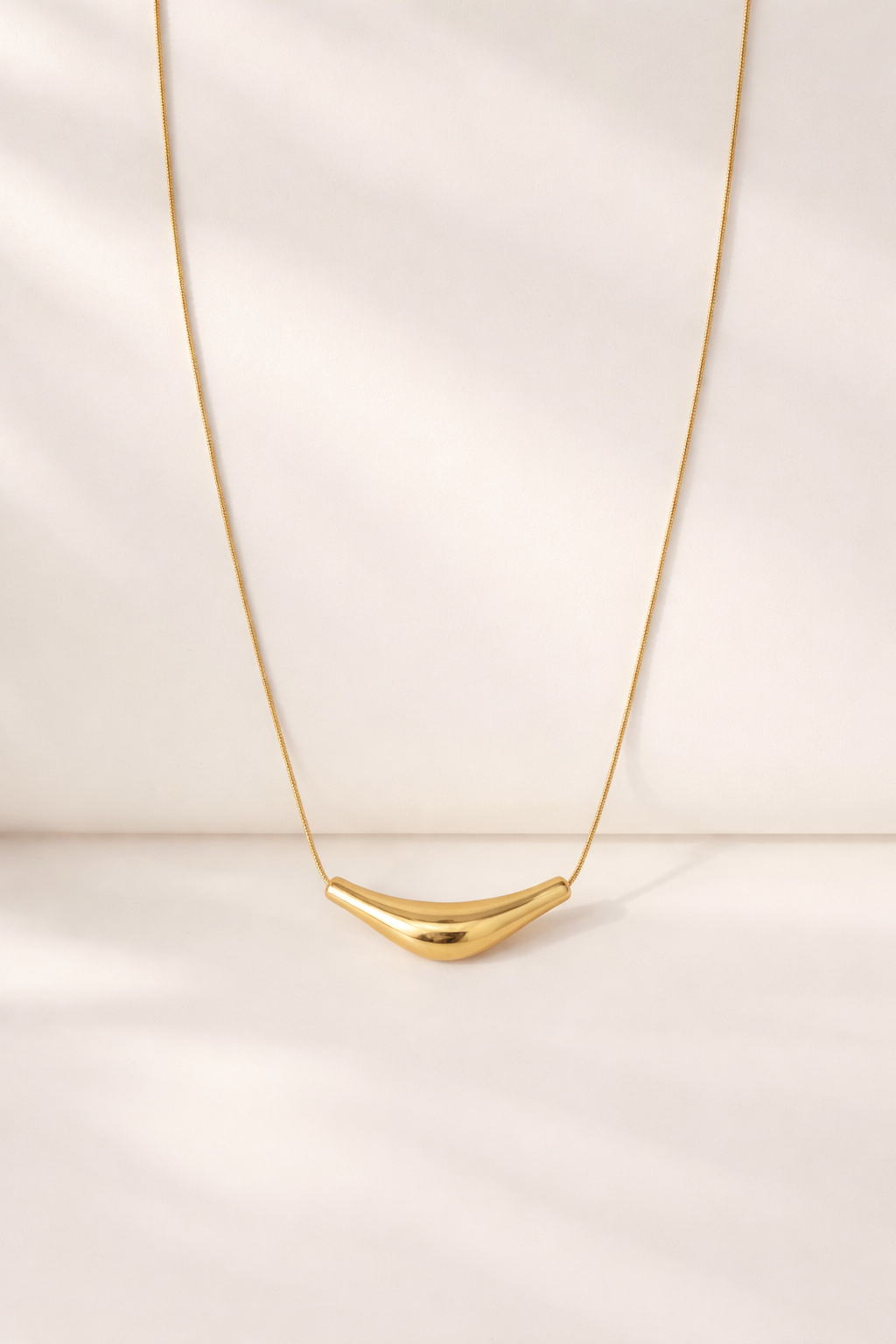 Oraya Arc-Shaped Gold Bar Necklace